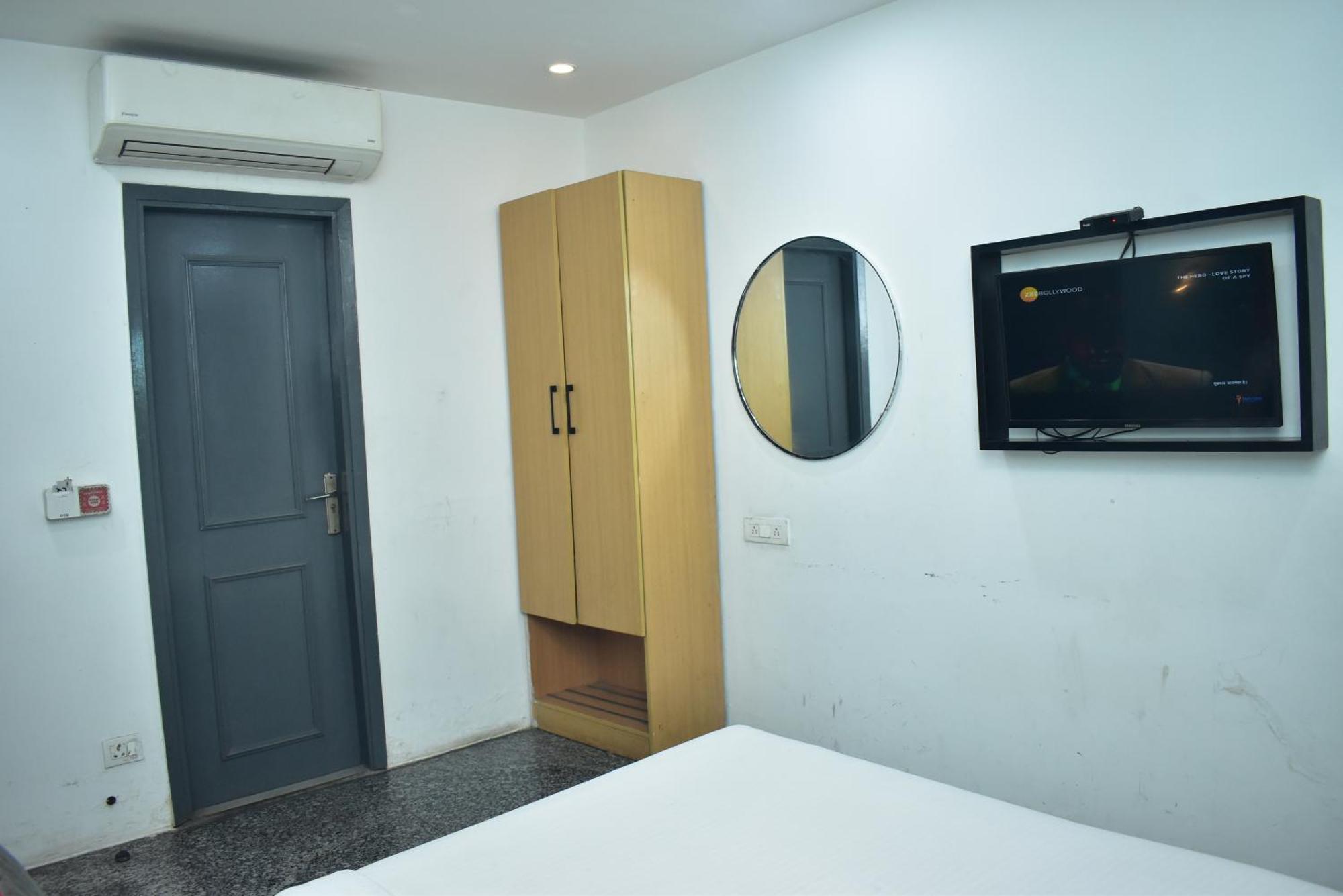 Hotel Golden Saffron By Qotel-Punjabi Bagh New Delhi Bagian luar foto