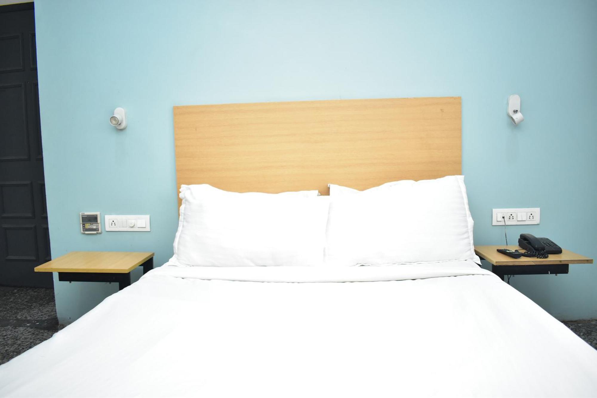 Hotel Golden Saffron By Qotel-Punjabi Bagh New Delhi Bagian luar foto