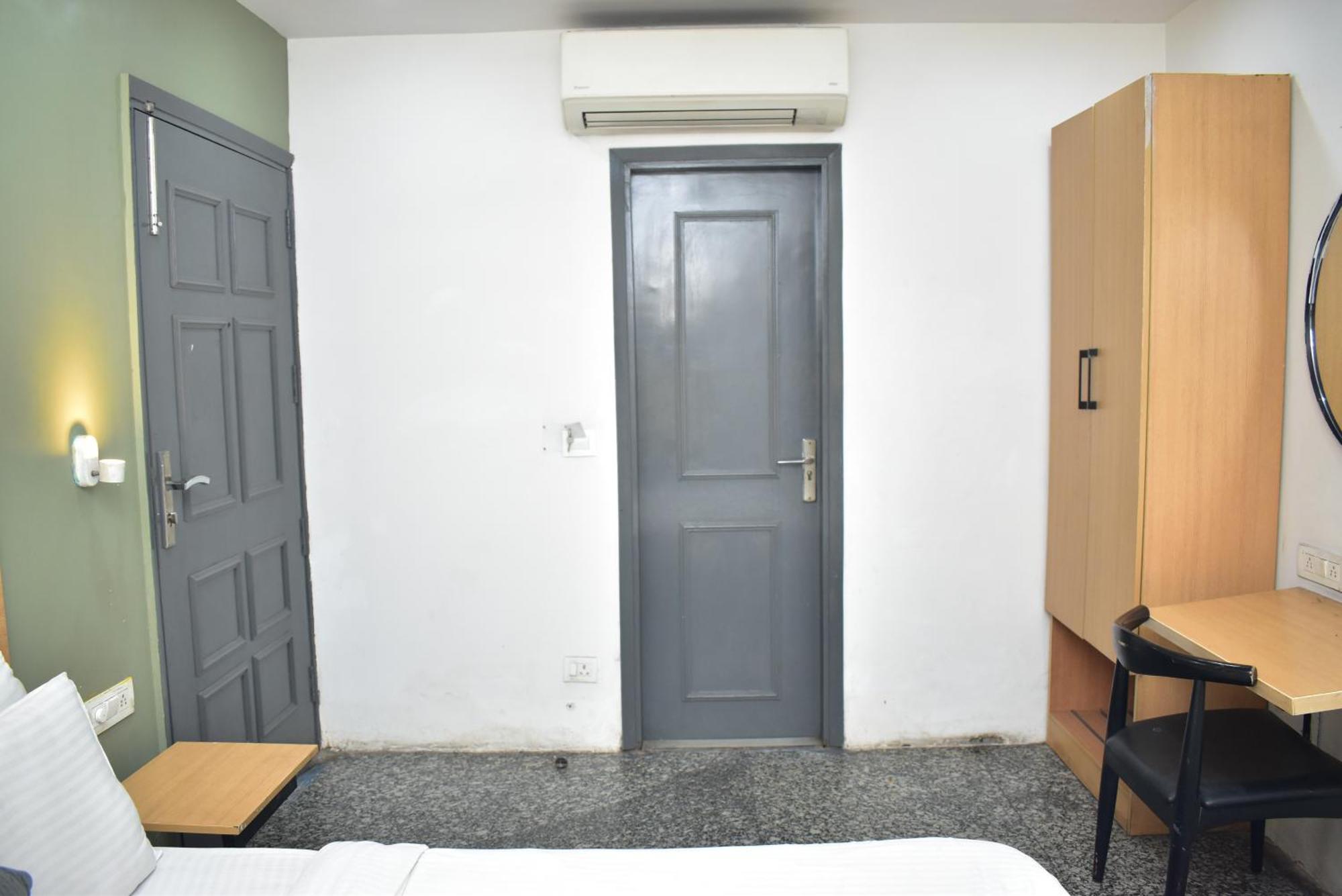 Hotel Golden Saffron By Qotel-Punjabi Bagh New Delhi Bagian luar foto