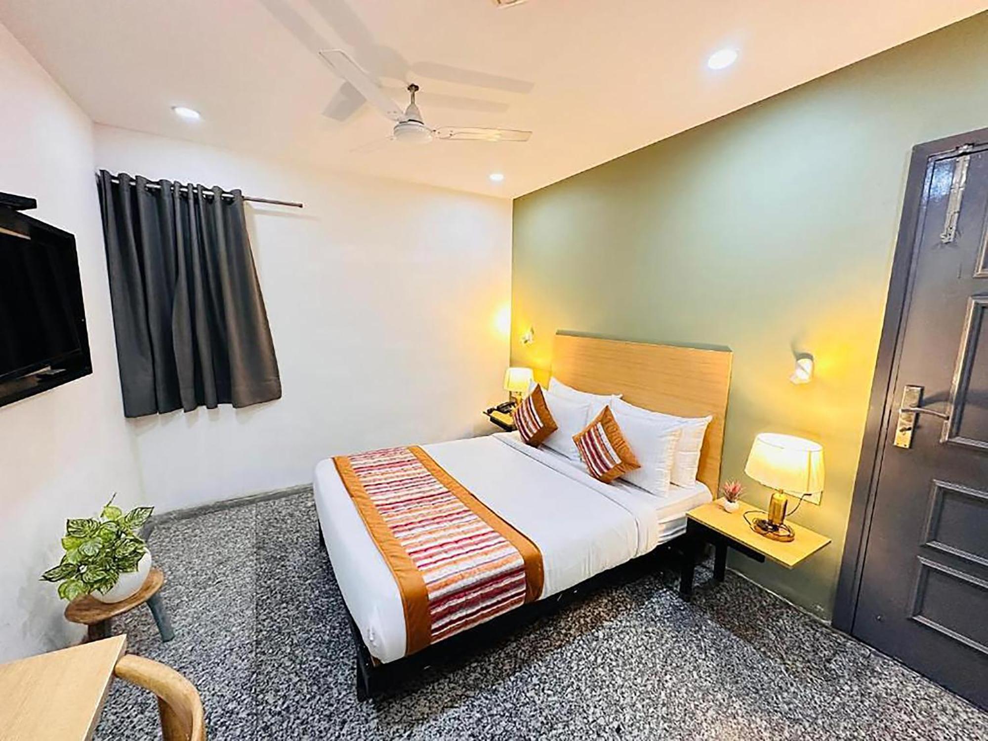 Hotel Golden Saffron By Qotel-Punjabi Bagh New Delhi Bagian luar foto