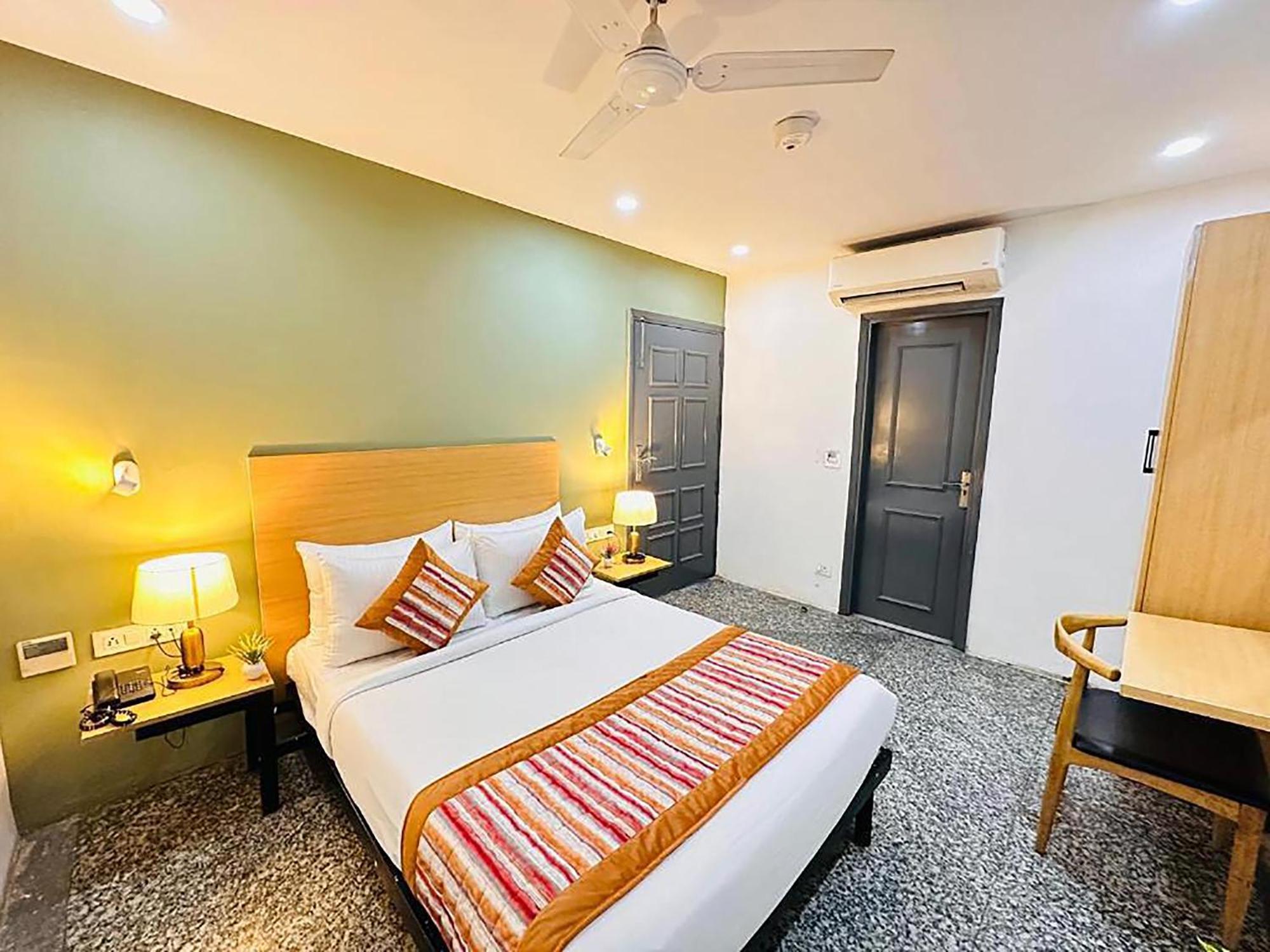 Hotel Golden Saffron By Qotel-Punjabi Bagh New Delhi Bagian luar foto