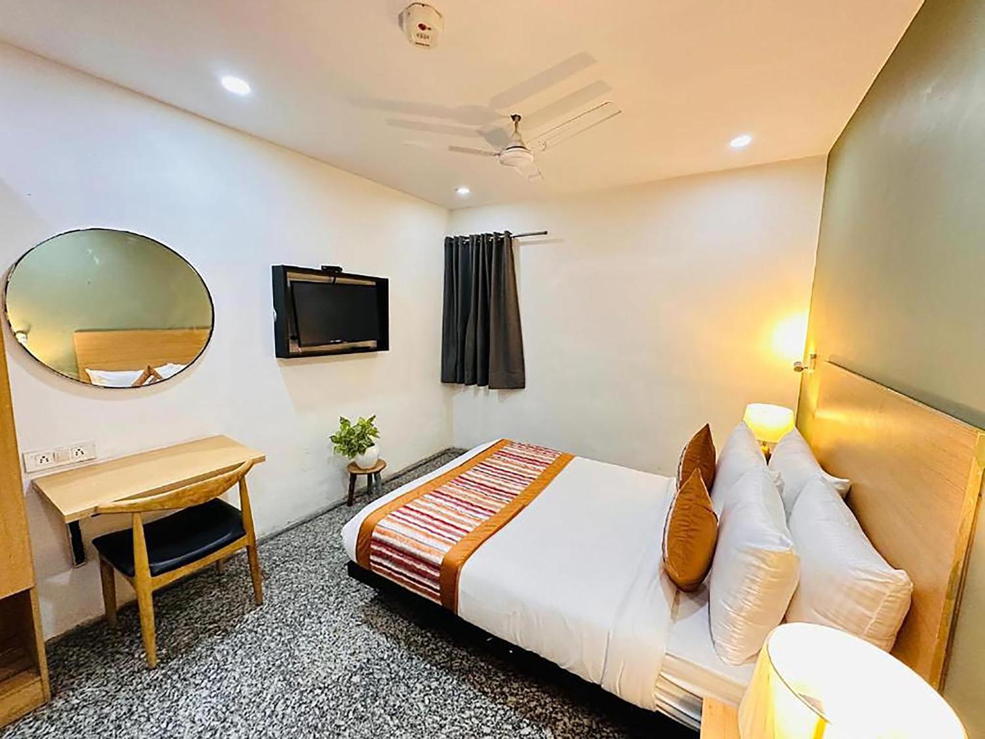 Hotel Golden Saffron By Qotel-Punjabi Bagh New Delhi Bagian luar foto