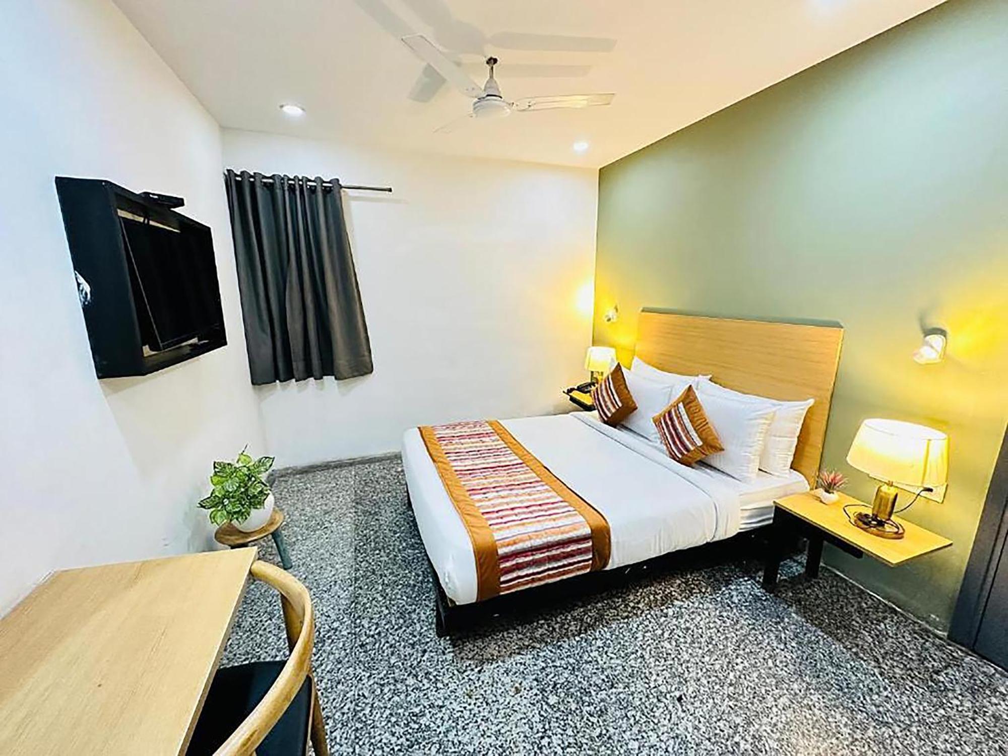 Hotel Golden Saffron By Qotel-Punjabi Bagh New Delhi Bagian luar foto