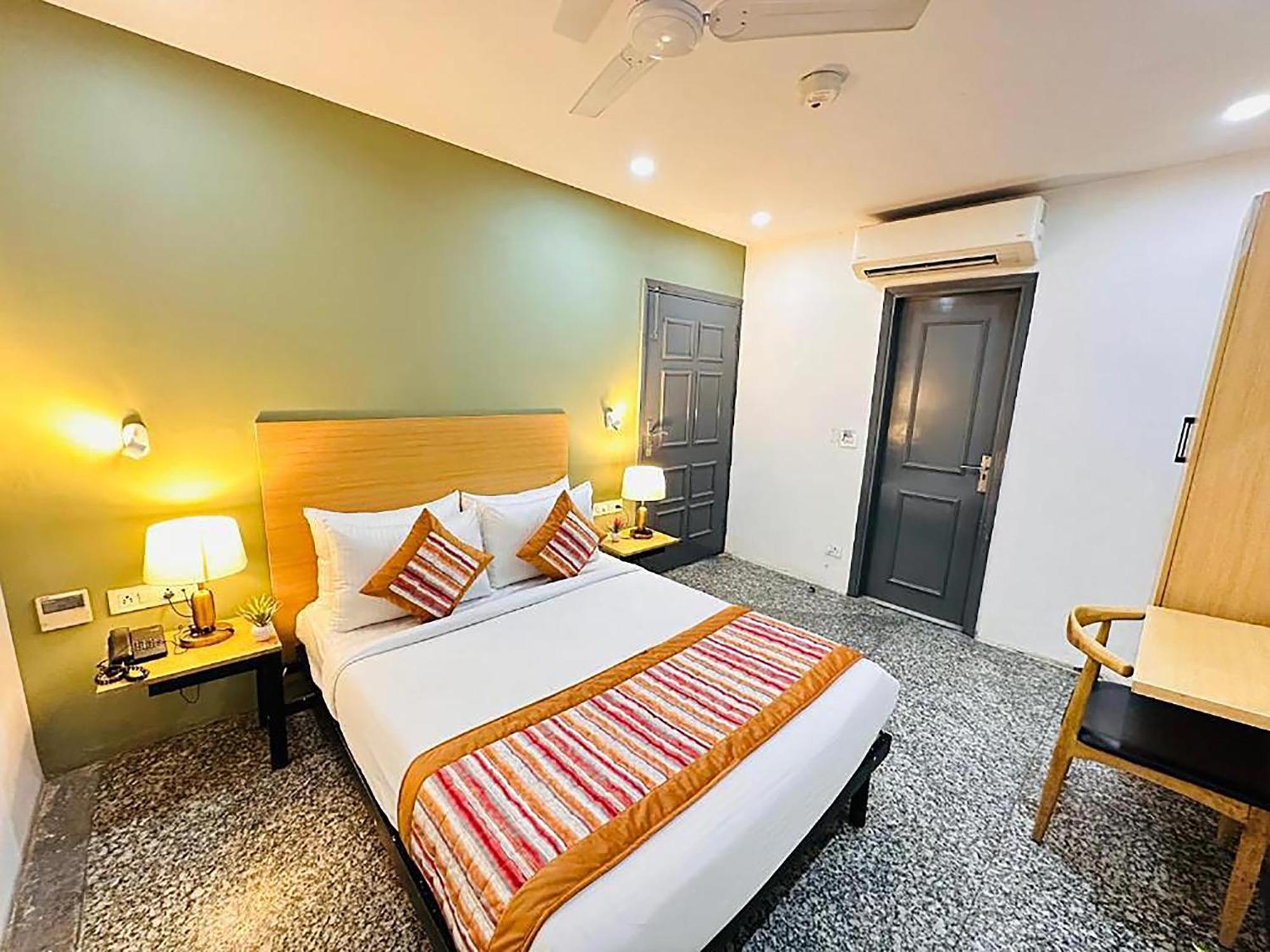 Hotel Golden Saffron By Qotel-Punjabi Bagh New Delhi Bagian luar foto