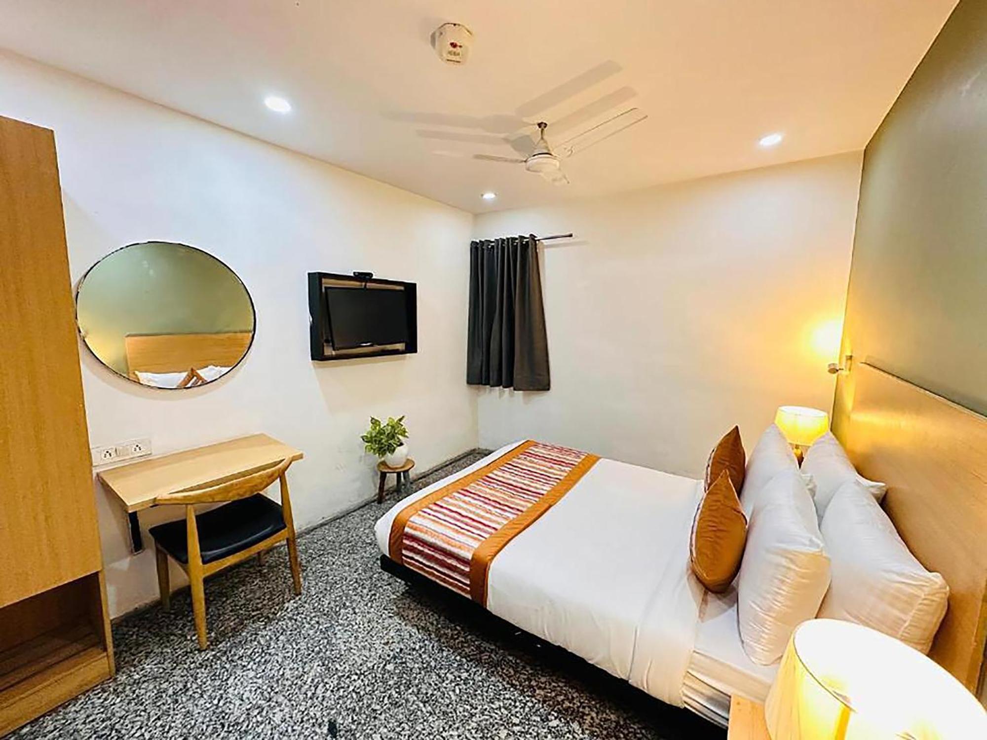 Hotel Golden Saffron By Qotel-Punjabi Bagh New Delhi Bagian luar foto